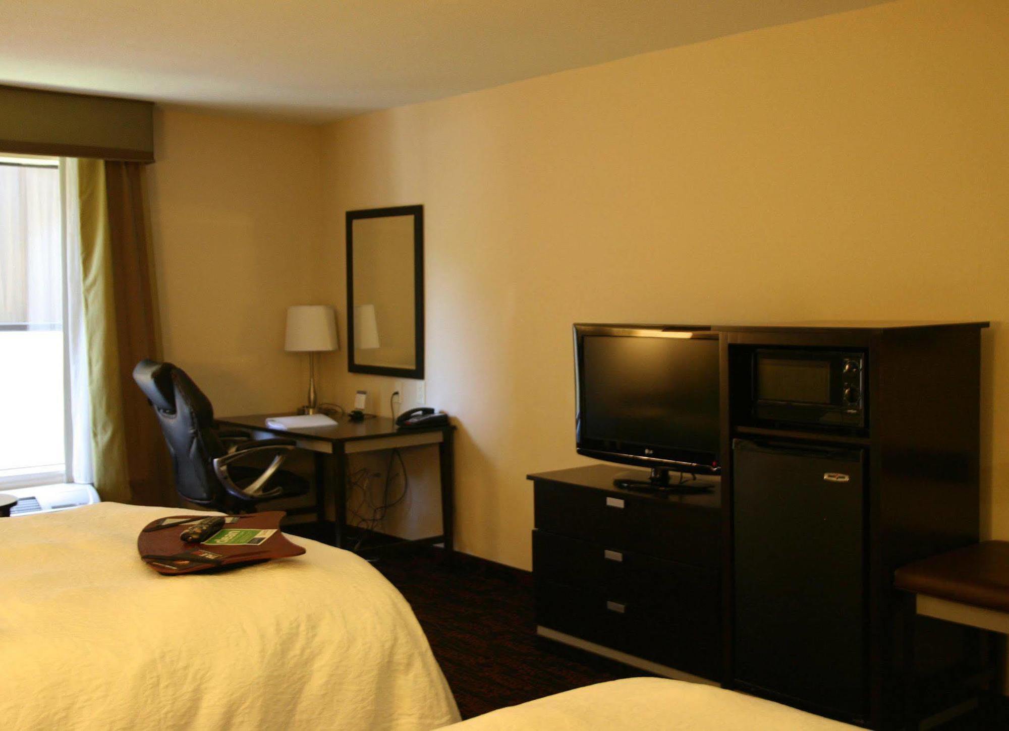 Hampton Inn Jericho - Westbury 객실 사진